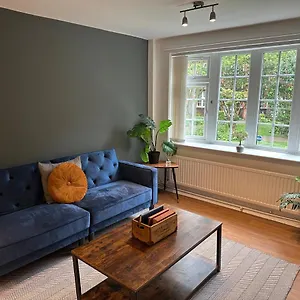 Comfortable 3 Bed House With Garden & Parking Apartment