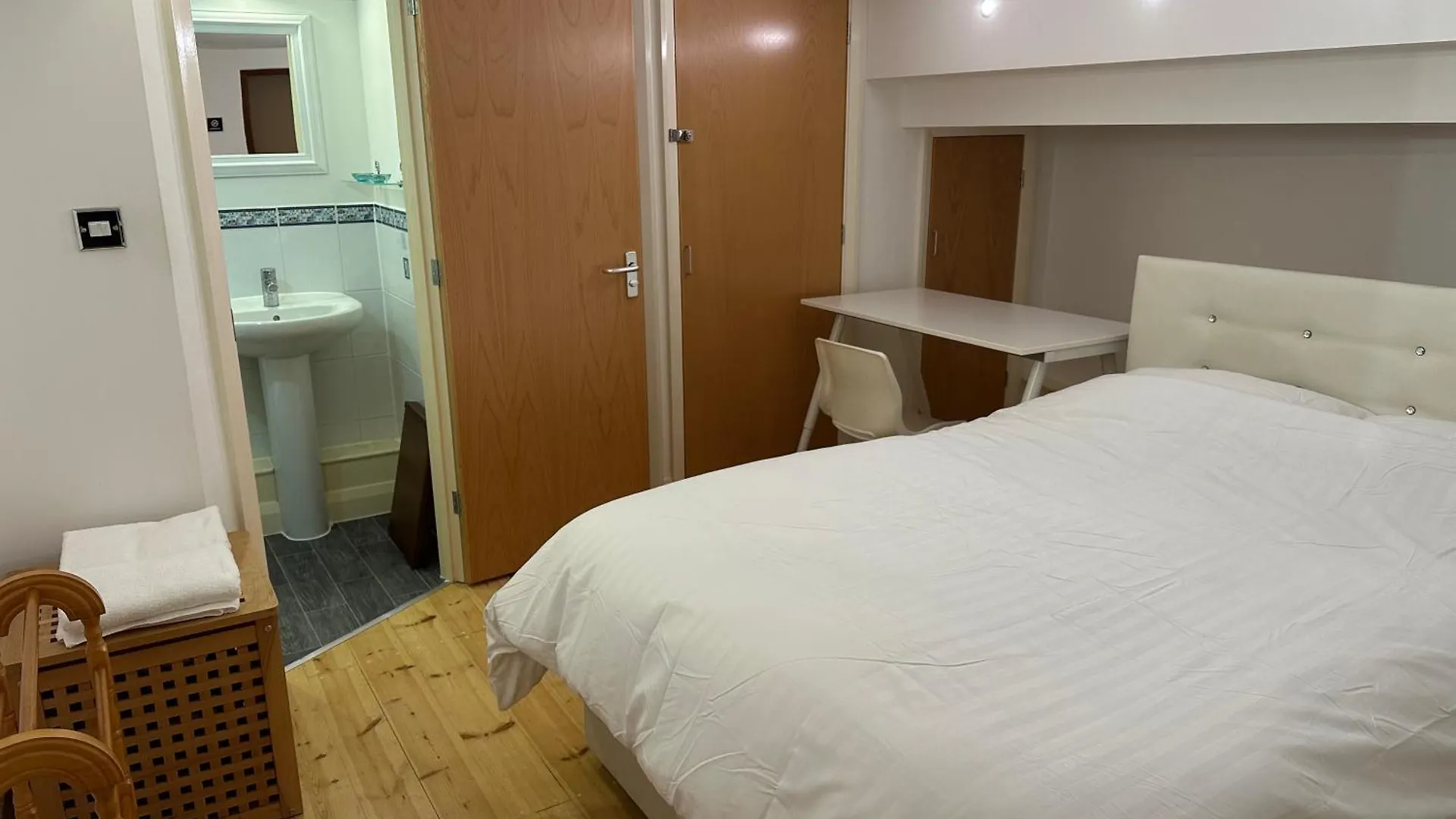 City Centre 3 Bedrooms Apartment With Parking Nottingham